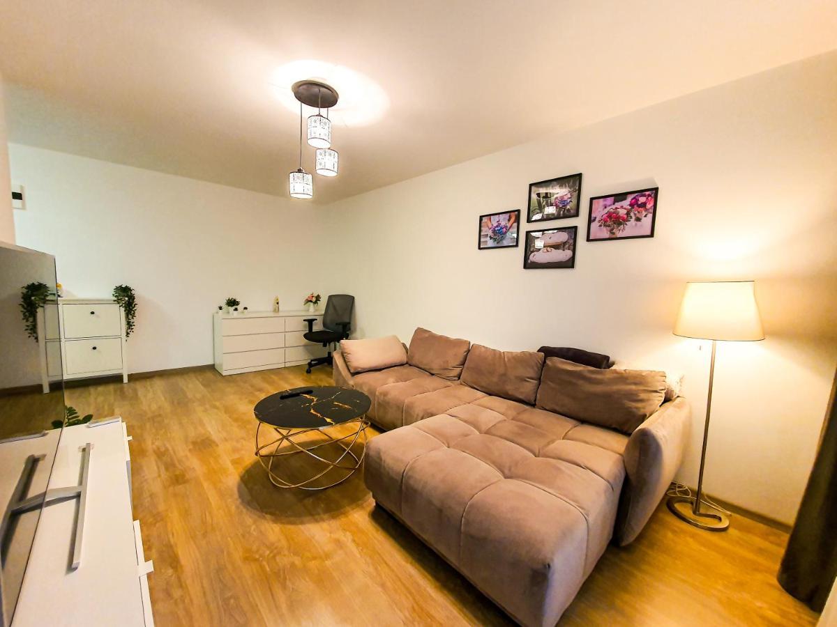 Luxurious Retreat 1Br Apartment With Netflix, Private Parking And Self Check In Popesti-Leordeni Dış mekan fotoğraf