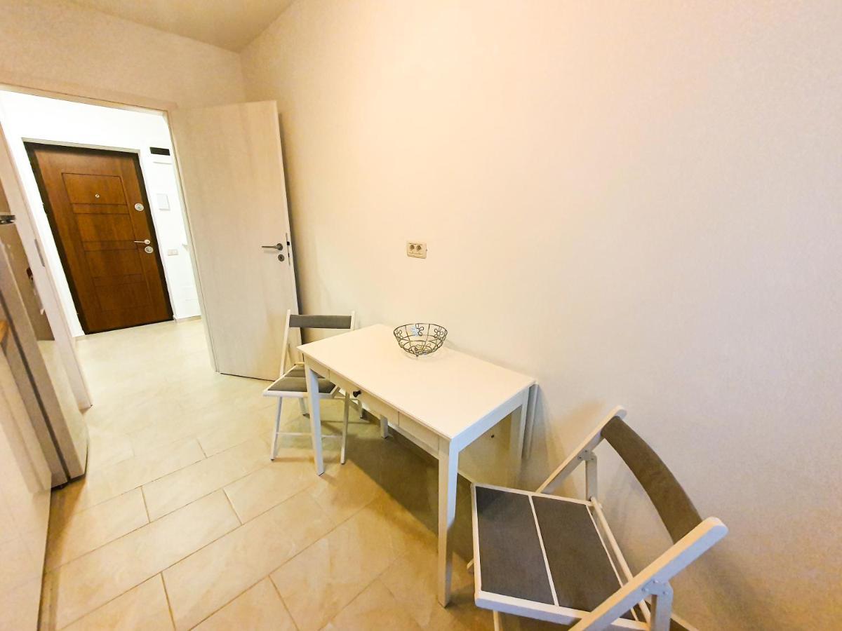 Luxurious Retreat 1Br Apartment With Netflix, Private Parking And Self Check In Popesti-Leordeni Dış mekan fotoğraf